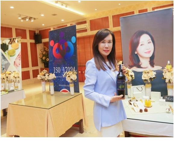 VGreen tung dòng rượu vang và nước trái cây lên men 100% thiên nhiên Vcider phục vụ Tết